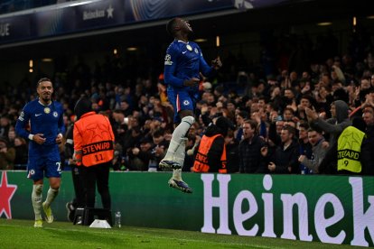 Moises Caicedo ya lleva dos goles en Champions League.