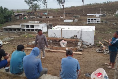 En un cementerio de Pedro Carbo alistan los espacios para sepultar a los amigos.
