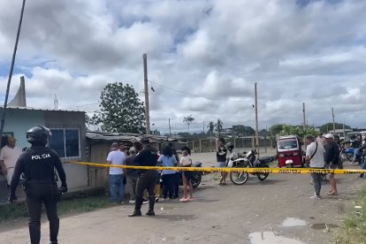 Policías y vecinos se congregan en el sector 3 de la Nueva Concordia, tras el asesinato de un joven de 21 años al estilo sicariato frente a una vivienda.