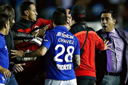 César Farías le cayó a golpes a jugadores y miembros del cuerpo técnico de Cruz Azul durante la temporada 2014.