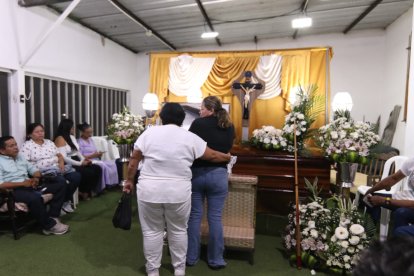 Familiares y amigos despiden con dolor al entrenador.