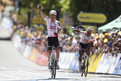 Jhonatan Narváez (d) celebra tras ver a su compañero Jay Vine (i) cruzar la meta de la segunda etapa del Tour Down Under.