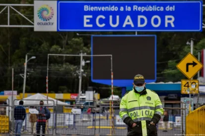 Un policía colombiano custodia el puente internacional Rumichaca, en la frontera entre Colombia y Ecuador.
