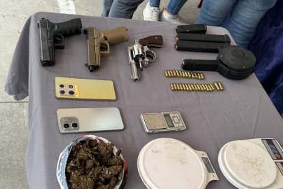 Droga, armas, municiones, cartuchos y dispositivos móviles, fueron presentados como evidencias