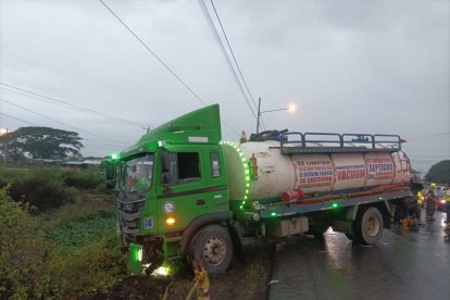 El tráiler quedó hacia la cuneta y su conductor abandonó la escena.