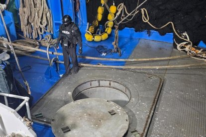 En el barco donde asesinaron a un guardia, hallaron explosivos.