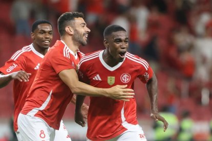 Félix Torres (d) celebra su primer gol con Inter de Porto Alegre, en su debut.