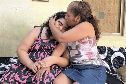 Su amiga Ruth la consuela mientras aún trata de asimilar lo ocurrido.
ag-periodista
ag-granasa
22-1-2026