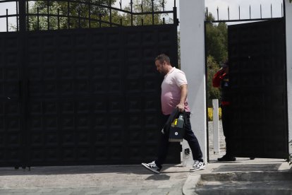 Fernando Arévalo, representante del delantero uruguayo Sergio Núñez, a su salida del complejo en Puembo.