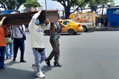 Familiares de los reos contagiados de tuberculosis piden al Gobierno que los trasladen a hospitales.