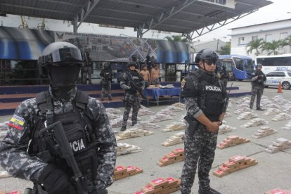 La Policía presentó a los detenidos y las evidencias incautadas.