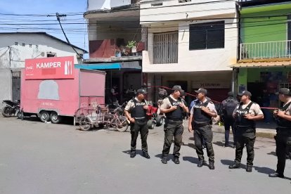 Agentes de la Policía Nacional acordonan el taller donde fue asesinado Ariel Tenorio Klinger, joven mototaxista y estudiante del colegio Luis Tello.