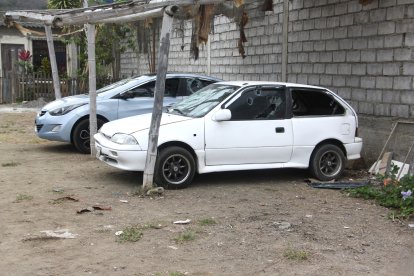 Dos carros de agentes policiales que laboran en el UPC terminaron baleados.