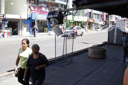 Los vecinos instalan cámaras de seguridad en sus locales.