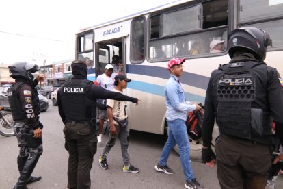 Fuerzas policiales realizan operativo en Durán.