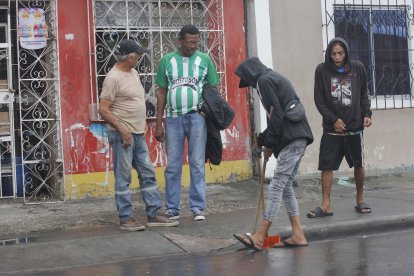Vecinos limpiaron la escena donde ocurrió la tragedia.