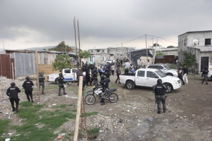 En varias viviendas del suburbio se realizaron allanamientos con un amplio contingente policial.