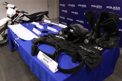 Calzado similar al de la Policía fue encontrado durante estos allanamientos.