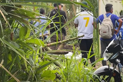 Moradores y curiosos se congregan en la zona donde fue hallado el cuerpo de Juan Carlos Párraga con signos de violencia.