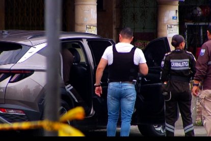 En las calles Esmeraldas y General Gómez quedó el vehículo en el que se movilizaba Diego Noboa.