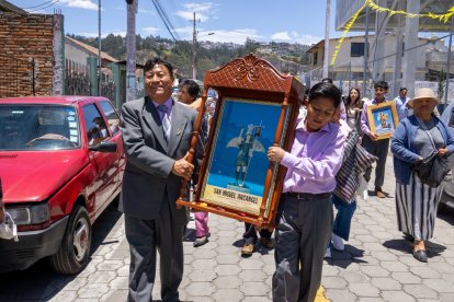 Cabecilla. El cabecilla(así es llamado el líder) de los Morenos, Ramiro Simbaña, camina junto a su nieto Justin de camino a su casa para compartir con los invitados.