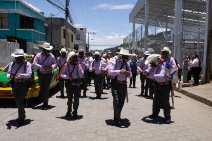 El baile de los Morenos. Los Morenos bailan por las calles del pueblo durante el recorrido que hacen para recoger a todos los disfrazados, previo a llegar al pretil.