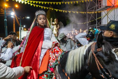 La reina va a caballo. La Loa, personaje que representa a la reina de los Morenos, realiza la procesión religiosa alrededor del parque central de Zámbiza, a caballo.