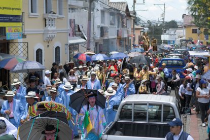 La sucesión. Los disfrazados realizan la procesión del día domingo, donde los priostes de la fiesta entregan el guion (símbolo de priostes) a quienes estarán a cargo de la fiesta el siguiente año.
