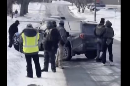 Momentos en que personal del Servicio de Inmigración y Control de Aduanas de Estados Unidos (ICE) retiraba al menor de edad.