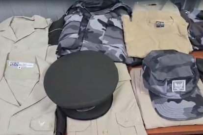 Las detenidas también tenían en su poder estas prendas policiales.