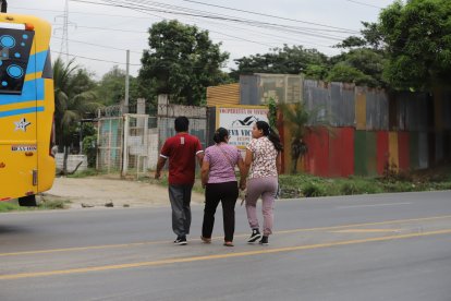 En ciertos tramos de las vías principales, ciudadanos cruzan sin mayor seguiridad.