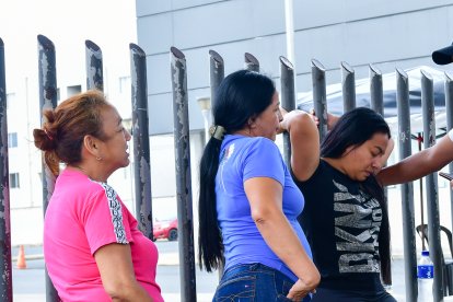 Familiares llegaron al Laboratorio de Criminalística para retirar su cadáver.