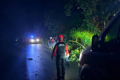 Personal del Cuerpo de Bomberos de Puerto Quito atiende la emergencia tras el choque fatal entre un bus y una motocicleta.