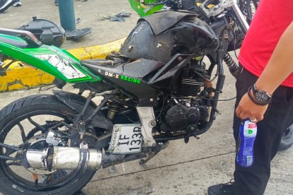 La motocicleta en la que se movilizaba el fallecido.