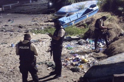 El cuerpo cayó a la arena y la Policía efectuó las pericias.