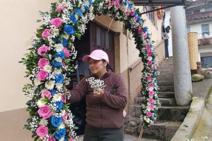 Devota hizo un arco de flores para la fiesta del Señor de la Misericordia.
