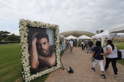 Familiares, amigos y fanáticos se reunieron en el Parque de La Paz para rendir homenaje a Efraín Ruales.