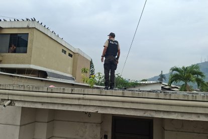 La Policía llegó a verificar el robo en el sector de Guayaquil.