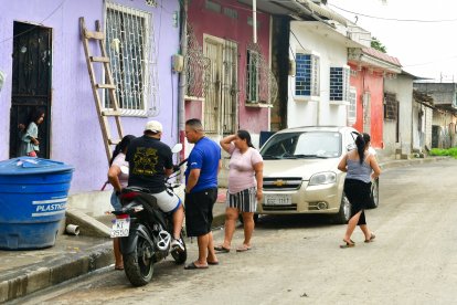 A esta casa llegó un sujeto que mató a un adolescente. El abuelo de su pareja quedó herido.