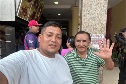 Aníbal Bravo compró las ultimas entradas a general norte, aquí con Ángel Encalada.