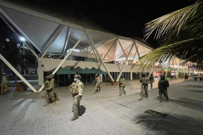 Militares patrullan el sector de Las Palmas, en Esmeraldas, como parte de los operativos de seguridad tras los recientes hechos violentos en la ciudad.