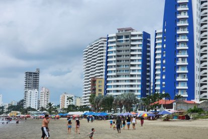 Vista del balneario de Tonsupa, donde una adolescente murió tras caer desde un noveno piso; el caso ha generado conmoción y versiones contradictorias.