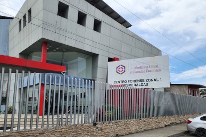 Vista del Laboratorio de Ciencias Forenses, donde fue trasladado el cuerpo de María Eva Paredes Reasco para la autopsia de ley.