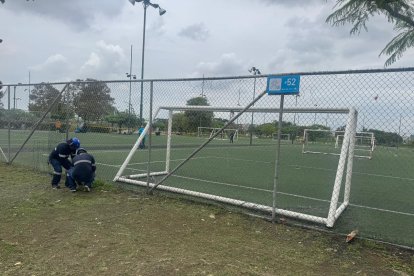 Técnicos continúan con las evaluaciones en el sistema eléctricos en las canchas.