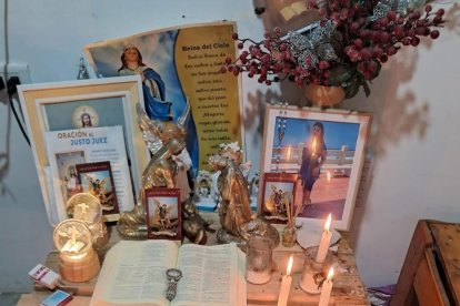 Familiares de Alina han creado altares para elevar plegarias