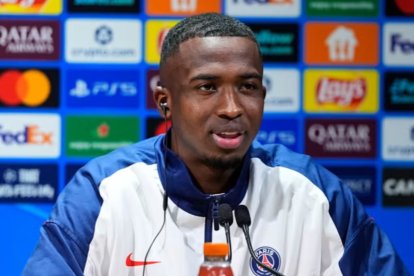 Willian Pacho tuvo su primera rueda de prensa en Champions League.