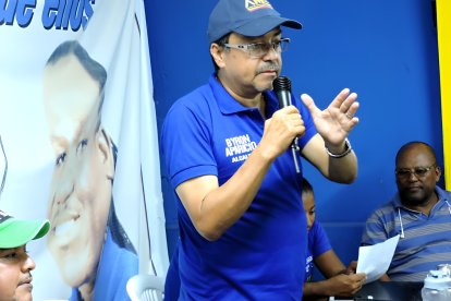 Byron Aparicio, en uno de sus encuentros comunitarios como candidato a la alcaldía de Atacames.