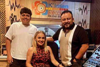 Gineth junto al productor musical Pedro Chincha (izq.).