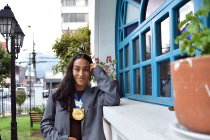 Gabriela Vargas con la medalla de oro que alcanzó en los World Games en la prueba de velocidad