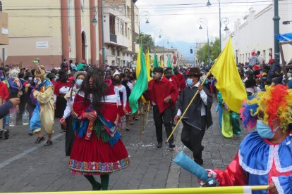 Comparsas con personajes autóctonos, marcan los pregones por Carnaval.